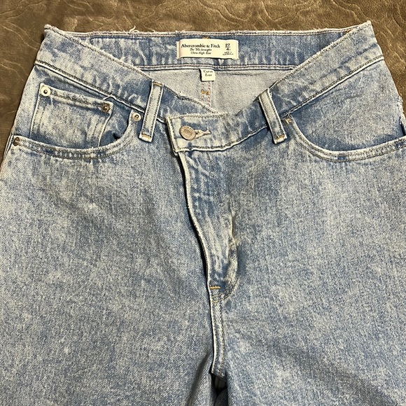 Abercrombie and Fitch - 90s straight ultra high rise (curve love) crossed zipper - Picture 1 of 4